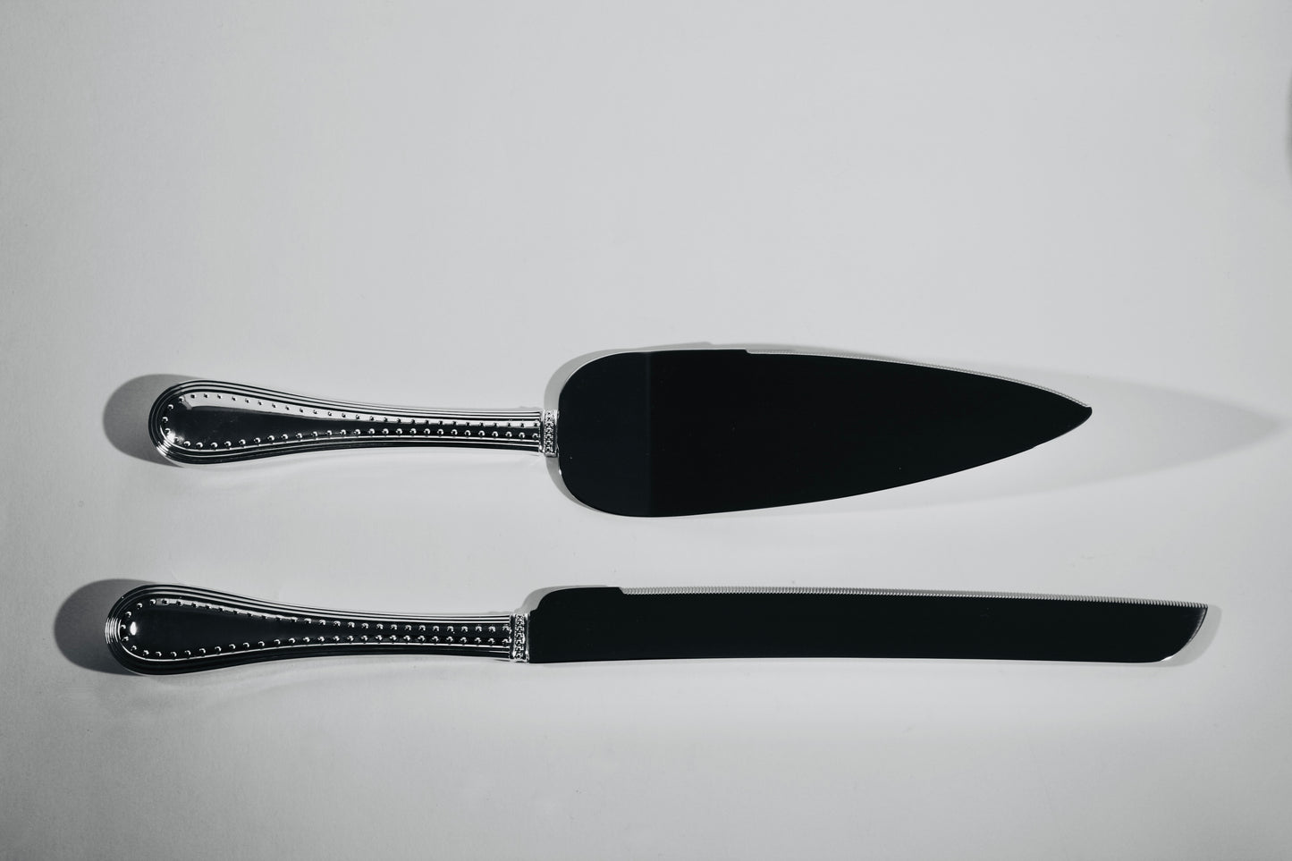 Vera Wang Wedgwood Grosgrain Silver Giftware Cake & Trowel Set